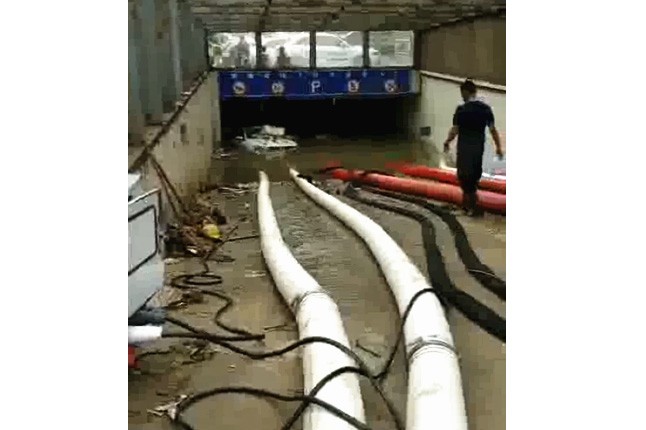 二環(huán)支路沙口路，山東消防兩臺，我們?nèi)_潛水泵同時運行，一切正常了